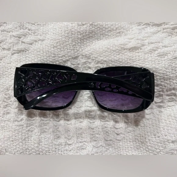 Foster Grant Black Sunglasses with Purple Tint - Picture 2 of 8